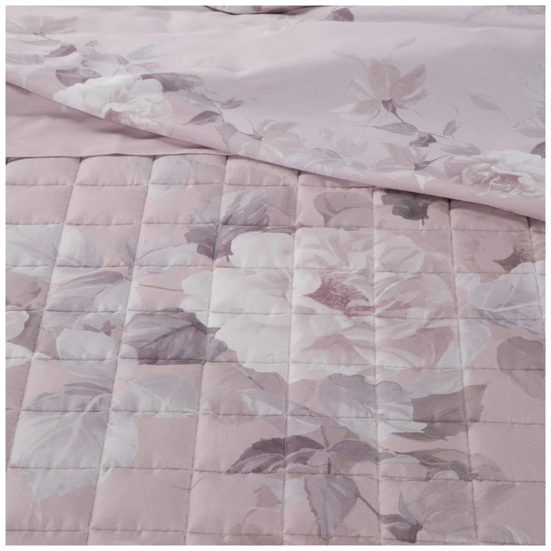 Dettaglio copriletto trapuntato matrimoniale Rosa Alba Caleffi tessuto satinato