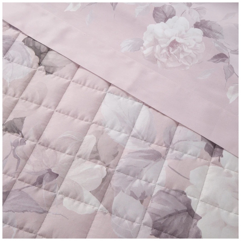 Dettaglio copriletto trapuntato matrimoniale Rosa Alba Caleffi tessuto satinato