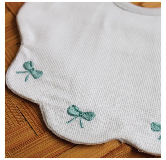 Embroidered bib in pure cotton by Corredo Italiano CI00192OT 2