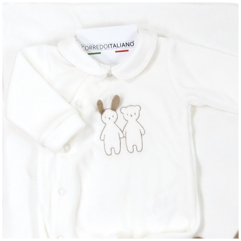 Embroidered Made in Italy details: elegance and quality in a unique gift idea. Embroidered Made in Italy details: elegance and quality in a unique gift idea.