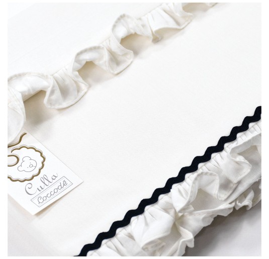 Coccodè Firenze embroidered baby sheet with ruffles and elegant details 2