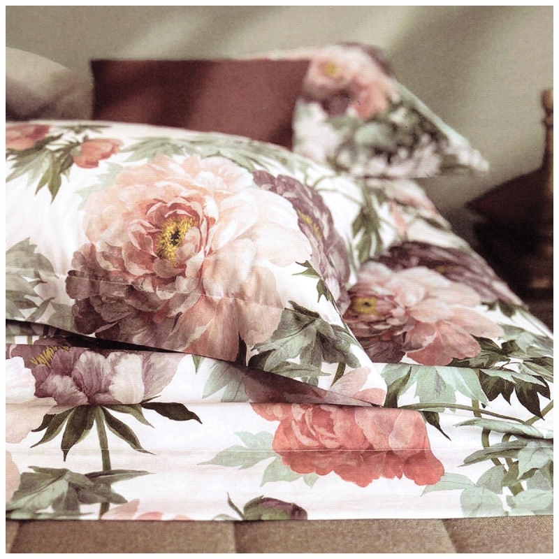 Dorotea bedding set in 200TC cotton satin with floral print.
