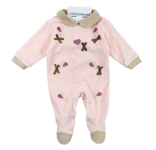 Tutina neonata in ciniglia rosa con ricami a cuoricino e fiocchetti