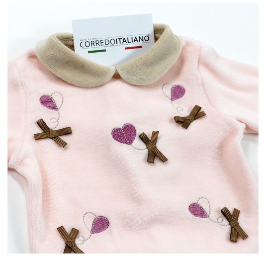 Tutina neonata in ciniglia rosa con ricami a cuoricino e fiocchetti 2