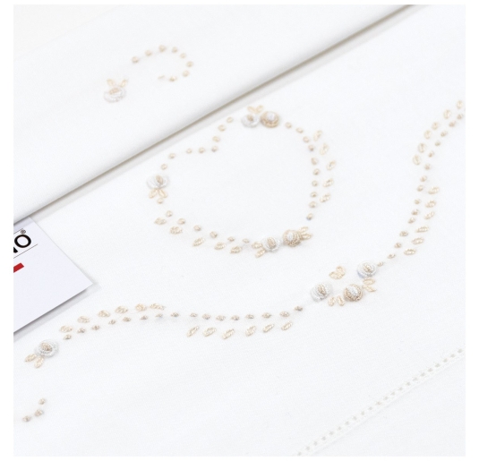 Dettaglio ricamo artigianale set lenzuolino culletta e carrozzina