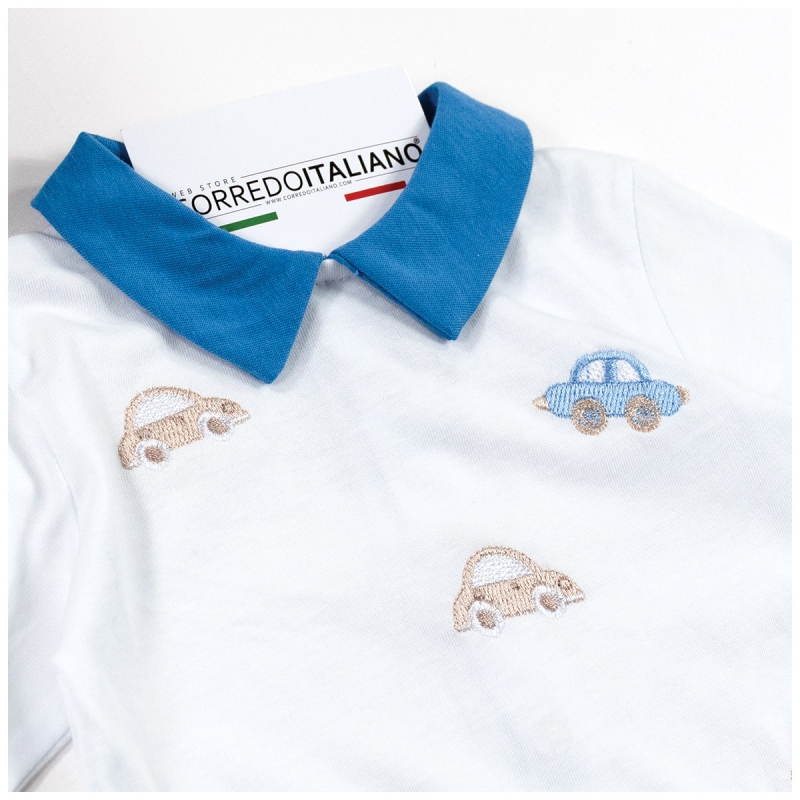 Dettaglio tutina neonato in cotone con colletto azzurro