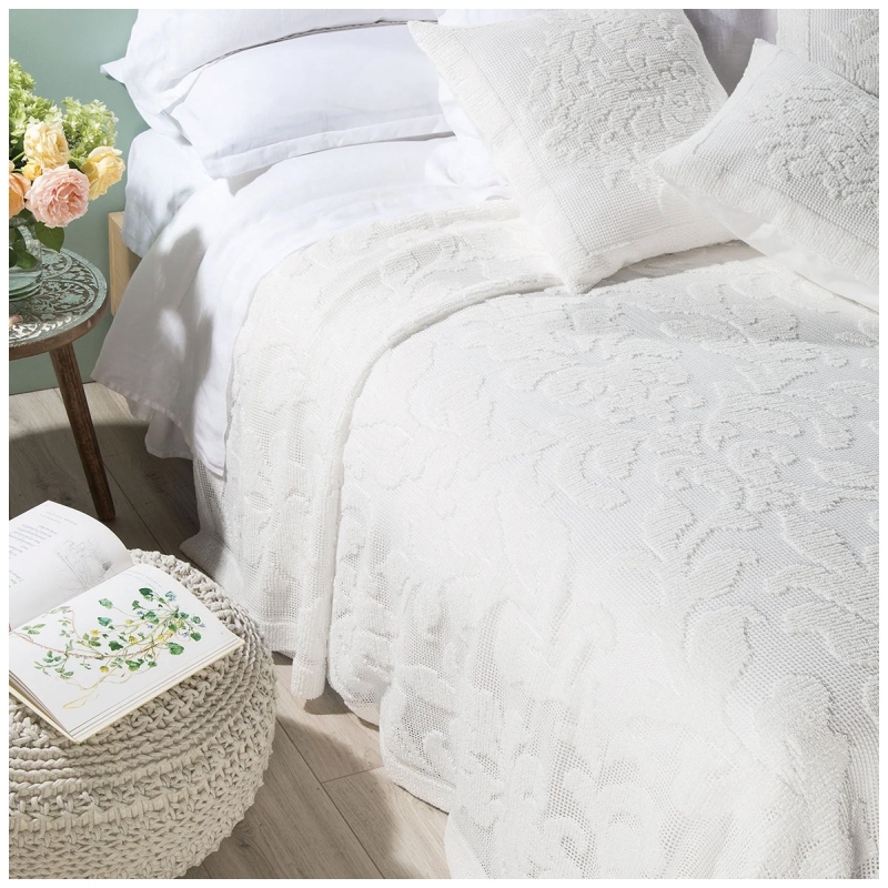 Copriletto matrimoniale Camogli Caleffi bianco su letto matrimoniale elegante