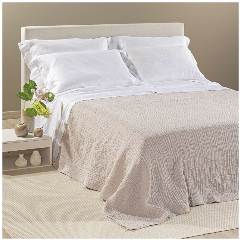 Copriletto in cotone matrimoniale Paraggi Caleffi beige su letto con cuscini bianchi