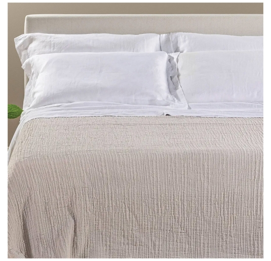 Copriletto in cotone matrimoniale Paraggi Caleffi beige su letto con cuscini bianchi 2