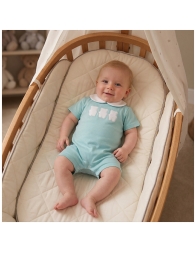 Neonato in culla con Pagliaccetto Coccode' in cotone jersey con ricamo Tre Orsetti