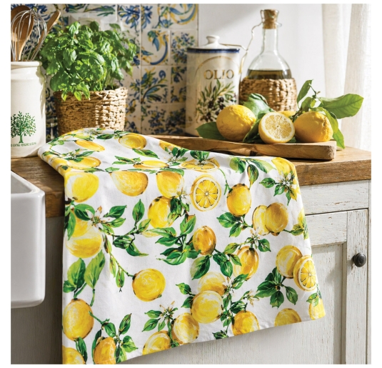 Asciugapiatti limoni appoggiato sul piano cucina in stile mediterraneo