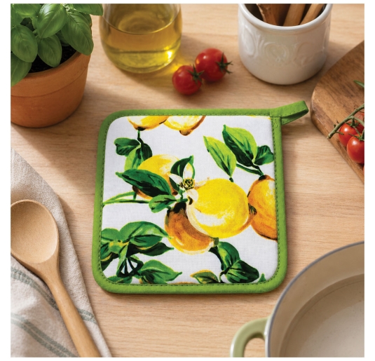 Presina su piano cucina con utensili e pentole in ambiente domestico coordinato