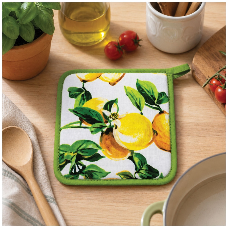 Presina su piano cucina con utensili e pentole in ambiente domestico coordinato