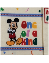 Dettaglio stampa Topolino su tessuto crema in fibra naturale per neonati Disney Baby