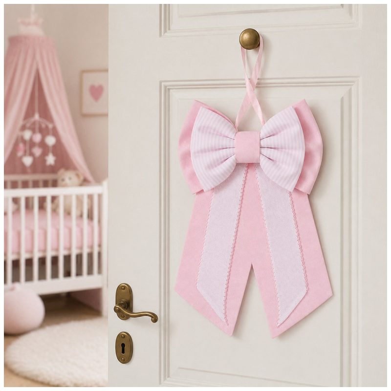 Porta di casa decorata con fiocco nascita rosa per neonato in stile cameretta
