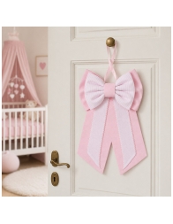 Porta di casa decorata con fiocco nascita rosa per neonato in stile cameretta