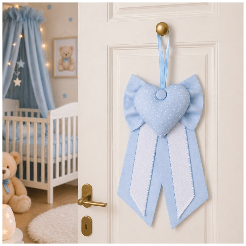 Porta di casa decorata con fiocco nascita per neonato in stile cameretta