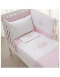 Set copripiumino orsetto rosa con paracolpi imbottito montato in un lettino bianco con sbarre.