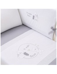 Dettaglio ricamo orsetti su set nanna neonato con paracolpi imbottito e lenzuola coordinate in cotone