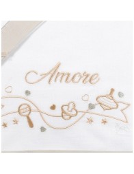 Dettaglio ricamo Amore con bordo piquet beige su lenzuolino neonato in cotone traspirante