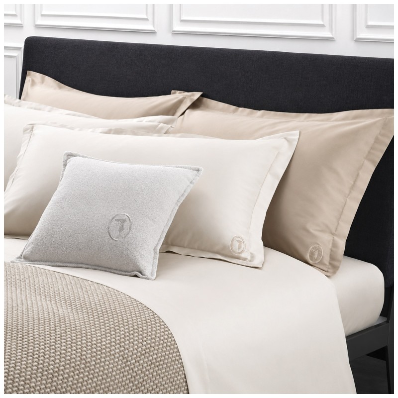 Camera da letto matrimoniale con completo lenzuola Trussardi in raso di cotone