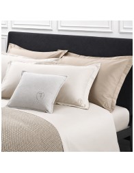 Camera da letto matrimoniale con completo lenzuola Trussardi in raso di cotone