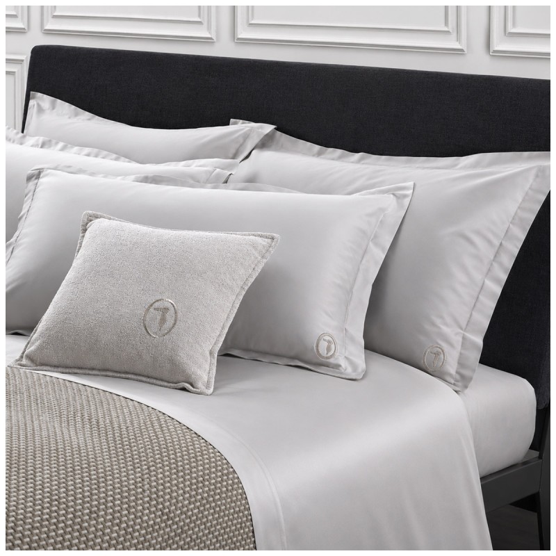 Camera da letto matrimoniale con completo lenzuola Trussardi in raso di cotone