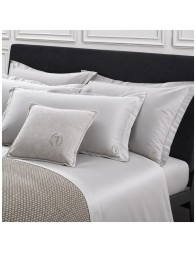 Camera da letto matrimoniale con completo lenzuola Trussardi in raso di cotone