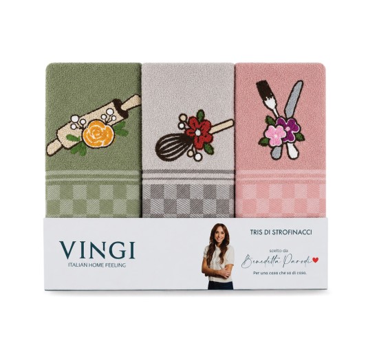 Tris di strofinacci cucina in spugna con ricami utensili da cucina nei colori verde salvia, beige e rosa su tavolo in legno. 2