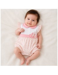 Neonata con pagliaccetto corto in cotone