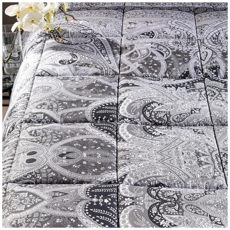 Barry Versailles double bed quilt with grey and black pattern