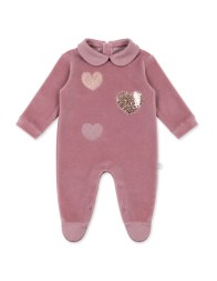 Tutina neonata in ciniglia rosa con applicazioni a cuore e colletto arrotondato