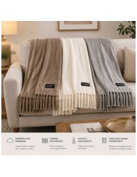 Plaid in pile 130x160 S&G Sunrise morbido con frange annodate su divano
