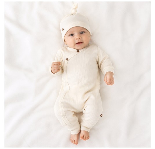 Organic baby romper Dirkje in cream cotton with matching baby hat 2