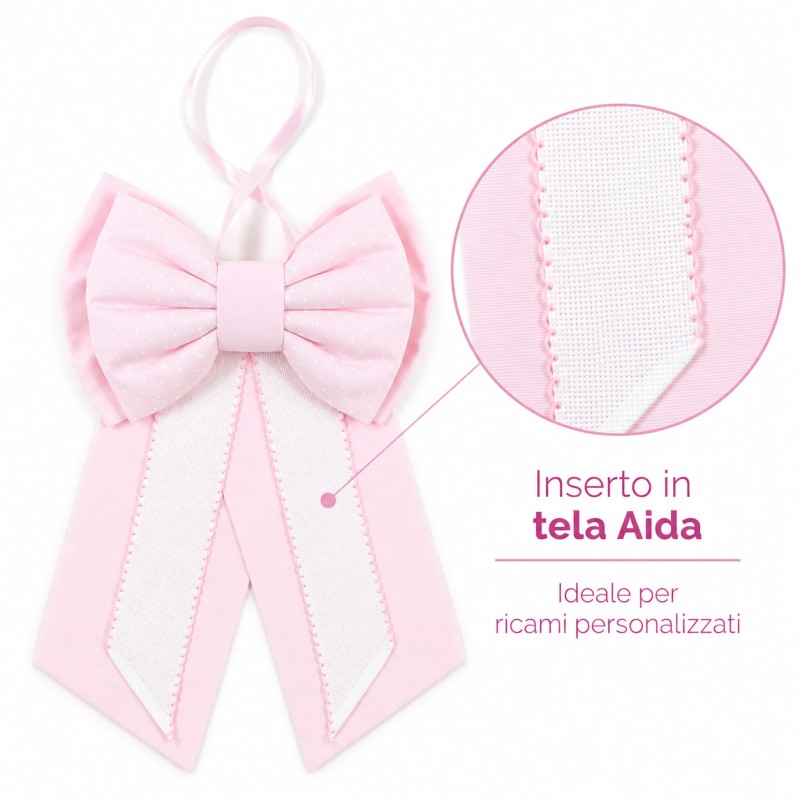 Dettaglio del fiocco nascita rosa con inserto in tela Aida bianca per ricami personalizzati