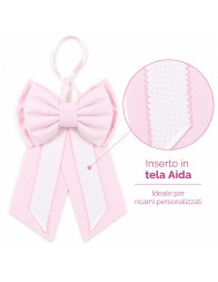Dettaglio del fiocco nascita rosa con inserto in tela Aida bianca per ricami personalizzati