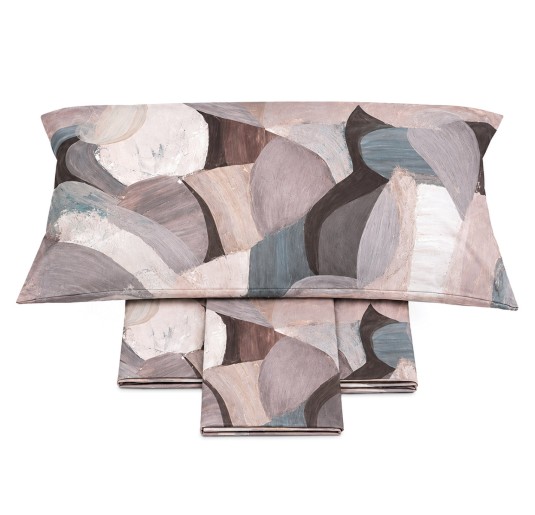 Letto matrimoniale vestito con lenzuolo estivo stampato e sotto con angoli tinta unita 2
