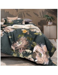 Letto matrimoniale vestito con biancheria Francine Dondi Home in raso, motivo floreale e lenzuolo tinta